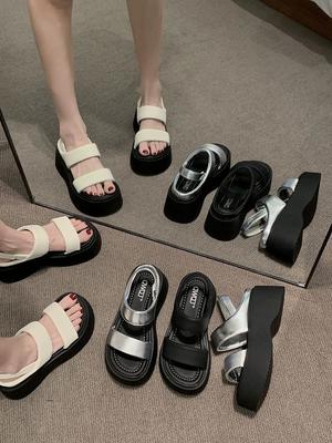 Универсальные босоножки на толстой подошве, увеличивающие рост, новые модели летом 2024 года, простые и модные, невысокие люди показывают рост, босоножки на подошве-бублике