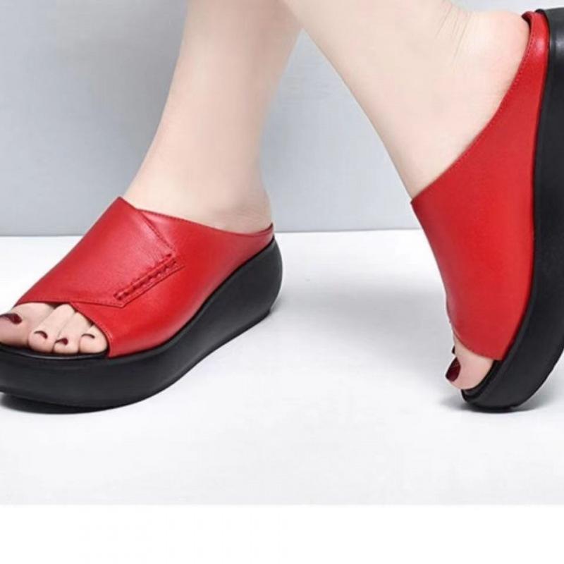 Тапочки для мам из натуральной мягкой кожи с толстой подошвой и мягкой подошвой, женские, лето 2025, новая модная верхняя одежда, сандалии на танкетке