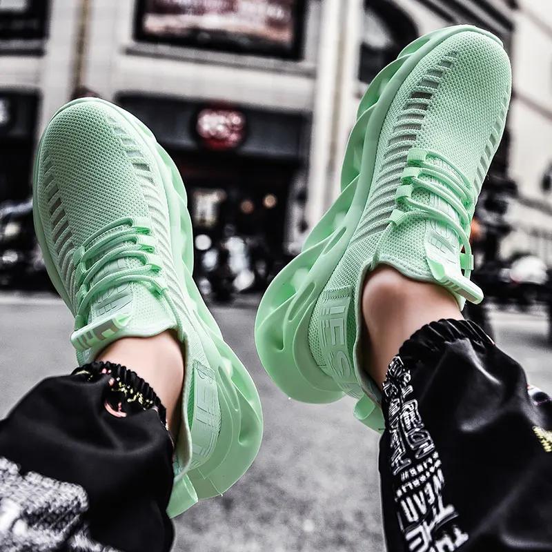 Мужская обувь Летняя сетчатая дышащая спортивная обувь Мужская повседневная беговая обувь с полыми сетчатыми вставками Легкая противоскользящая теннисная спортивная обувь