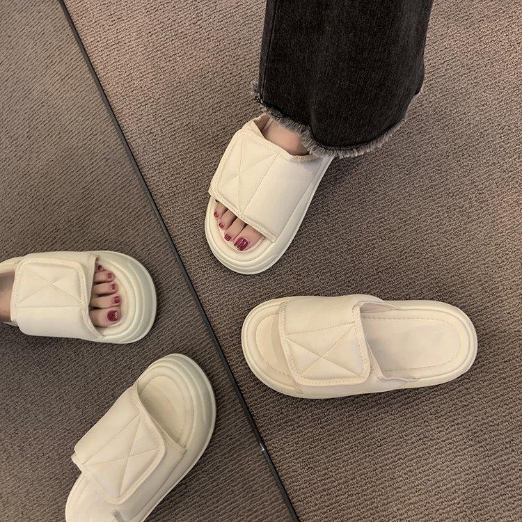 Наступить на дерьмо тапочки женские летние 2025 новые толстоподошвенные нескользящие нишевые высококлассные сандалии липучка однослойные шлепанцы