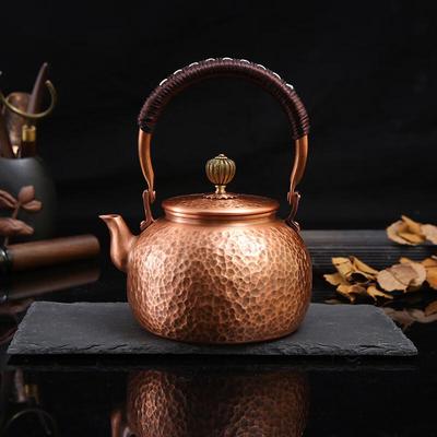 Маленький ретро-медный чайник с чеканкой