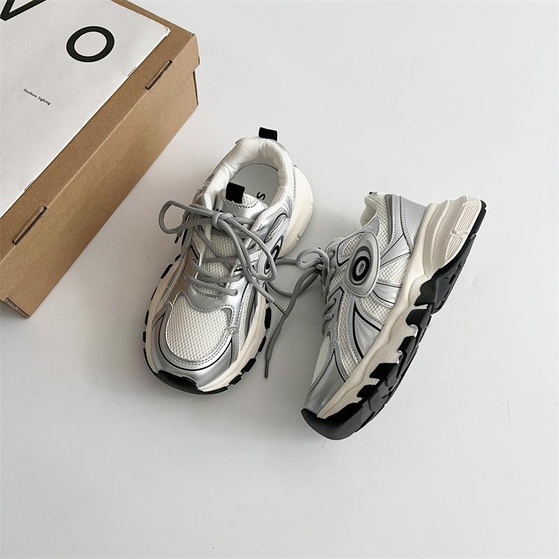 Серебристо-серые универсальные кроссовки на высокой платформе в стиле «папины кроссовки» женские 2025 новая летняя популярная сетчатая студенческая легкая спортивная обувь