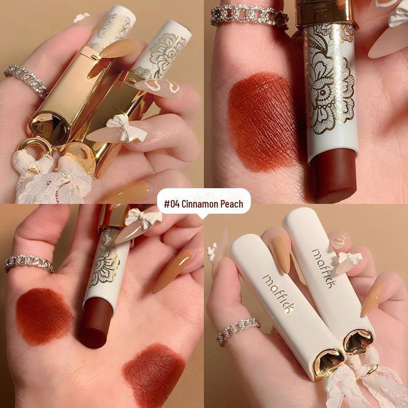 Помада MAFFICK Velvet Matte Lace Honey: Антипригарная, настоящая, водостойкая, невыцветающая отбеливающая формула.