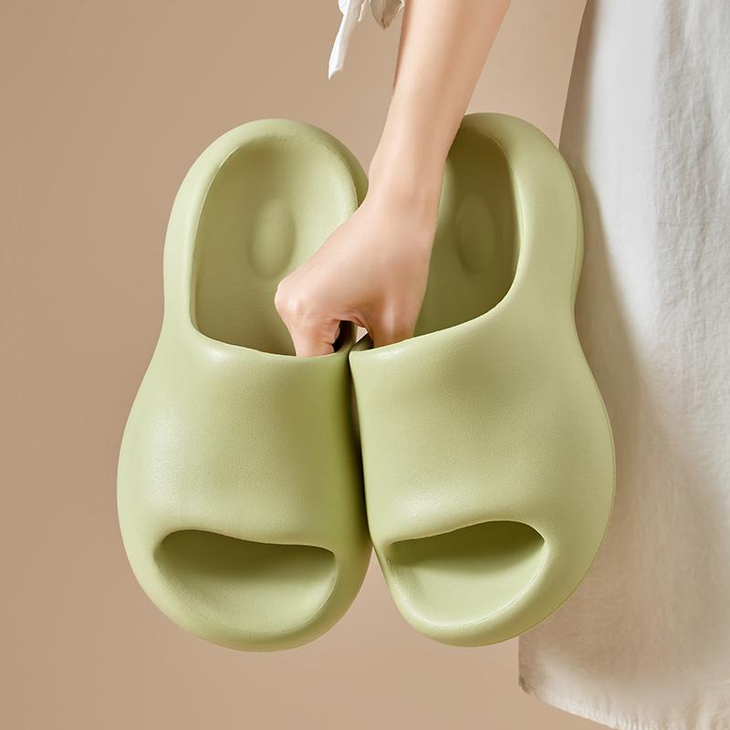 Мода 2024 Новые летние мягкие тапочки Cloud для женщин, для дома, ванной, нескользящие тапочки, женские тапочки из ЭВА карамельного цвета, пляжные шлепанцы