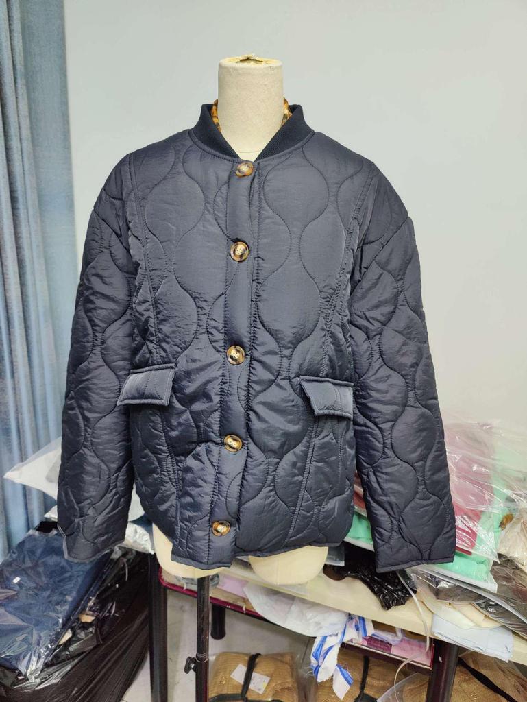 Женская хлопковая куртка большого размера с леопардовым принтом и воротником-стойкой на осень/зиму 2024 года - европейская и американская мода.