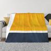 Минималистичный абстракционизм середины века - Синий и желтый Индивидуальное путешествие Ультрамягкое микрофлисовое одеяло
