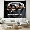 Гобелен с портретом группы Tokio в кепках, Гобелен с уникальным дизайном, Настенный декор для спальни, гостиной, игровой комнаты, Душевные подарки на праздник для фанатов