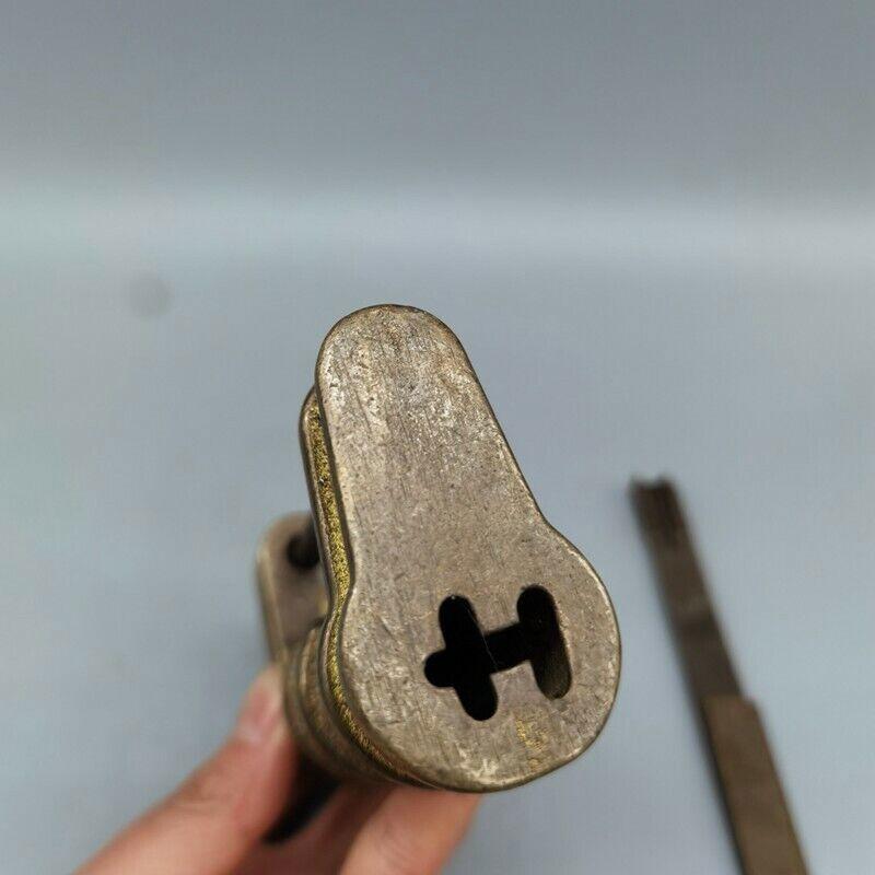 Exquisite Old Chinese Brass Copper Handmade Old Fashioned Lock Key Statue