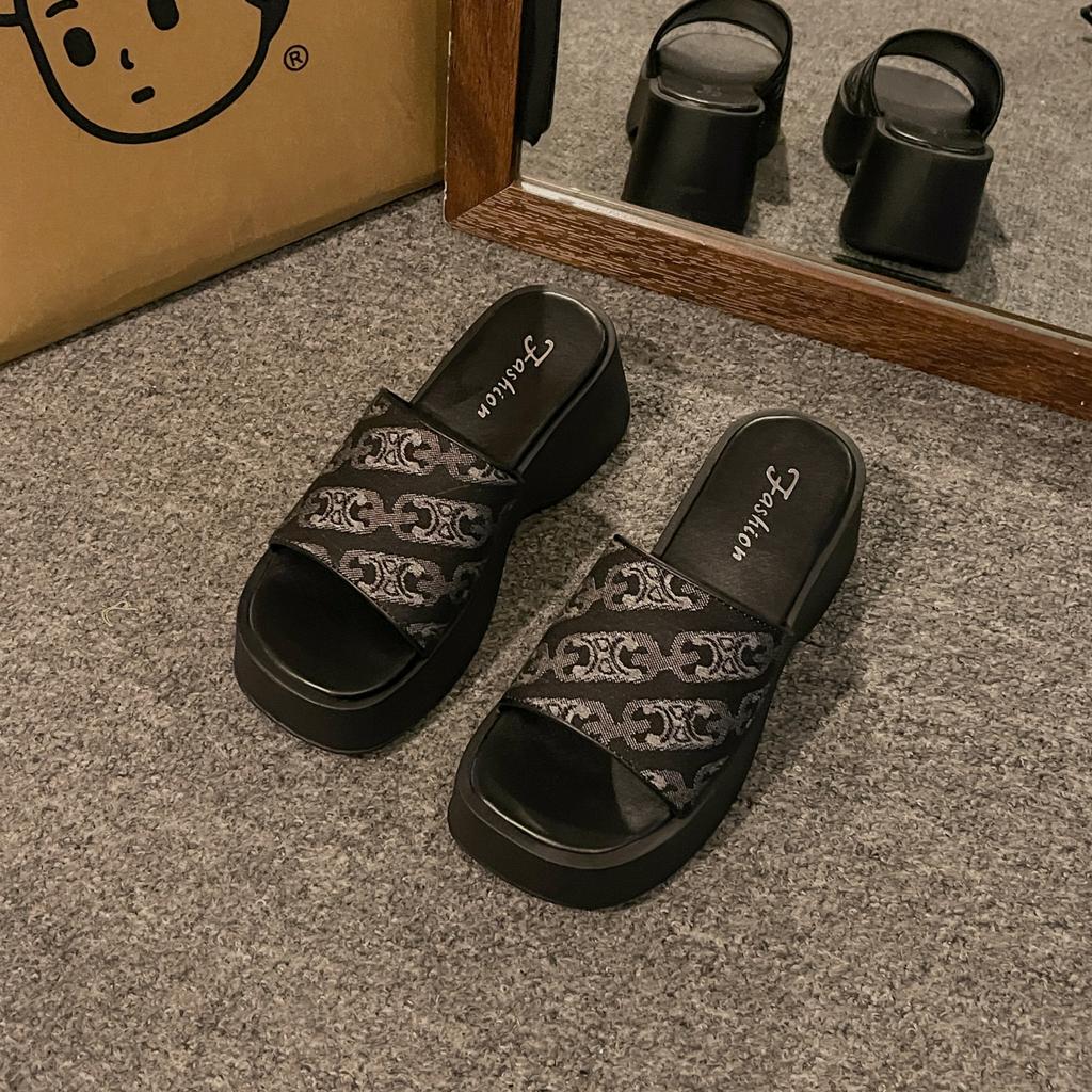 Суперогненные крутые шлепанцы на толстой подошве, увеличивающие рост, женские летние, с чувством продвинутости, новая модель 2025 года, для ношения с юбкой, для выхода в свет, пляжные шлепанцы