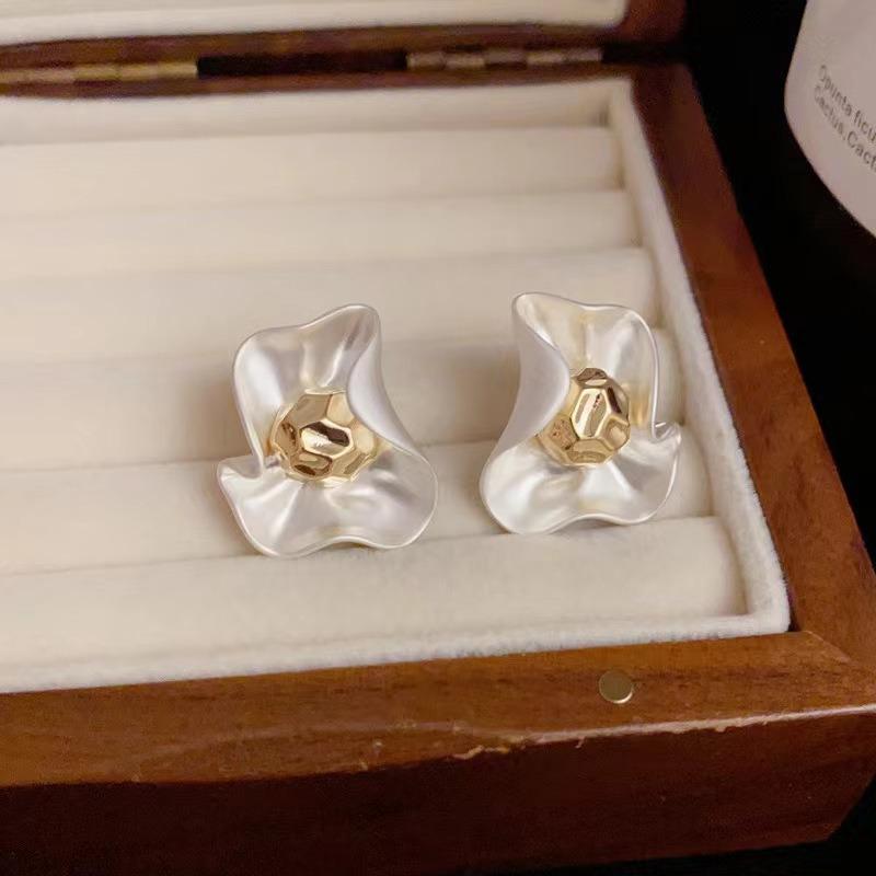 Новые элегантные темпераментные нерегулярные серьги-гвоздики корейские простые цветочные серьги для женщин винтажные 2025 свадебные романтические ювелирные изделия подарки