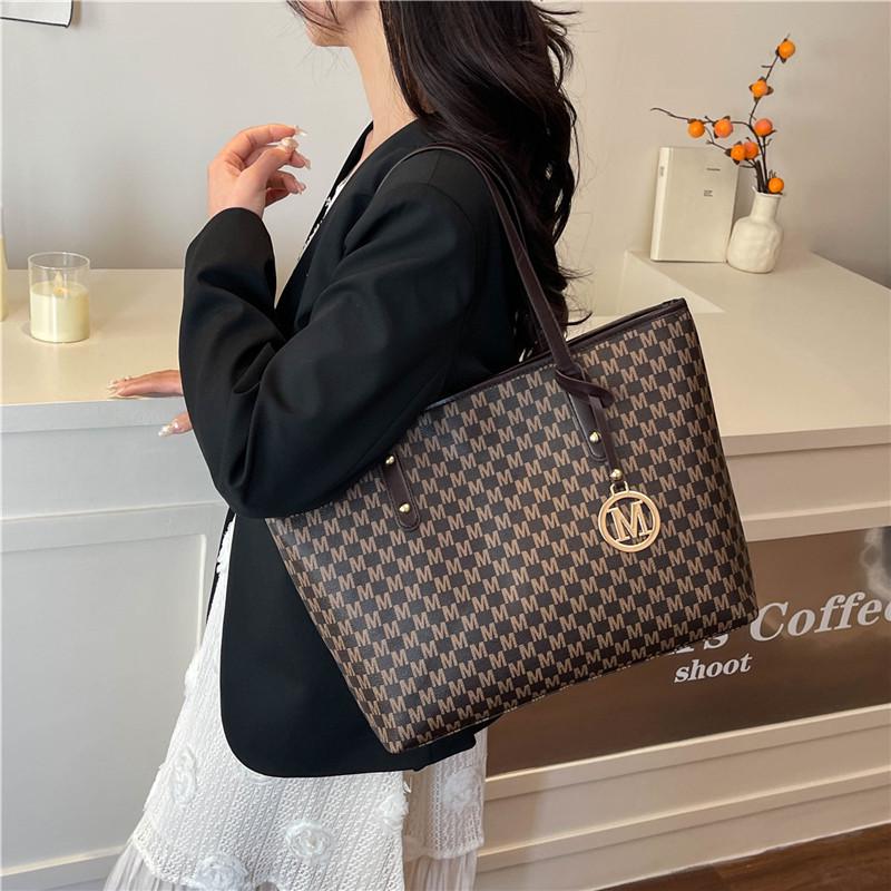 Женская модная сумка-тоут для通勤 2025 года большой вместимости высокого класса с дизайном в виде букв.