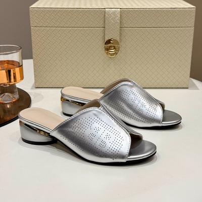 Летние женские тапочки, золотистые элегантные тапочки на низком каблуке, серебряные сандалии из мягкой кожи на высоком каблуке, повседневная обувь, размеры 35–43
