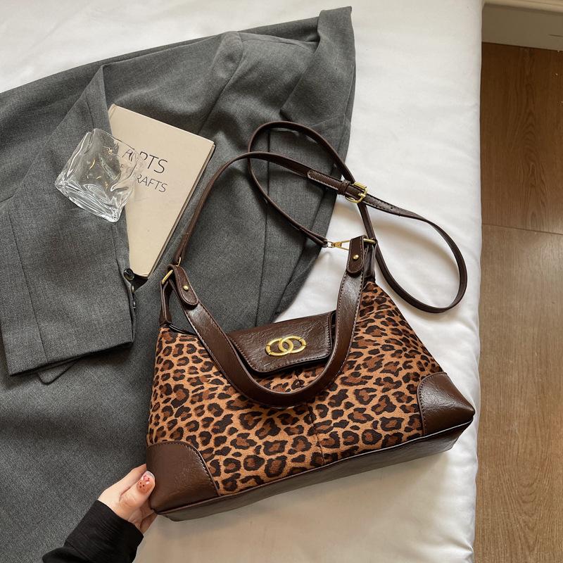 Замшевая сумка женская большой вместимости 2025 новая осенне-зимняя нишевая матовая ретро сумка-мессенджер подмышечная сумка для поездок на работу