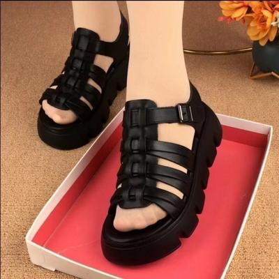 Удобные танкетки со свадебными плавками