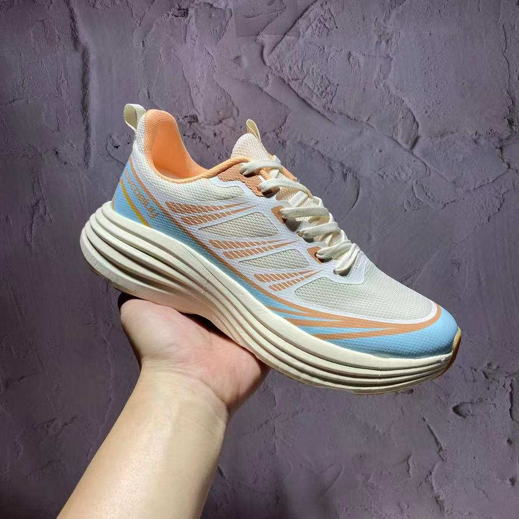 Single tail goods are breathable, leak picking, shock absorption, platform-soled sports shoes, and running shoes are withdrawn from the cabinet.