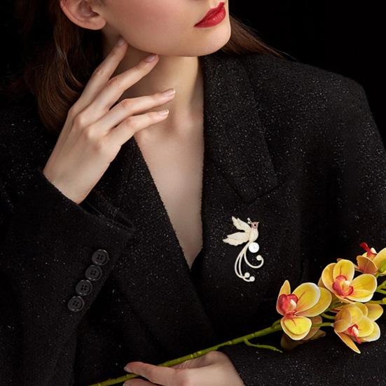 Simple Luxury Women Phoenix Shape Brooch Shining Rhinestones Inlaid Faux Pearl Suit Badge Electroplating Pin Outfit Accessories