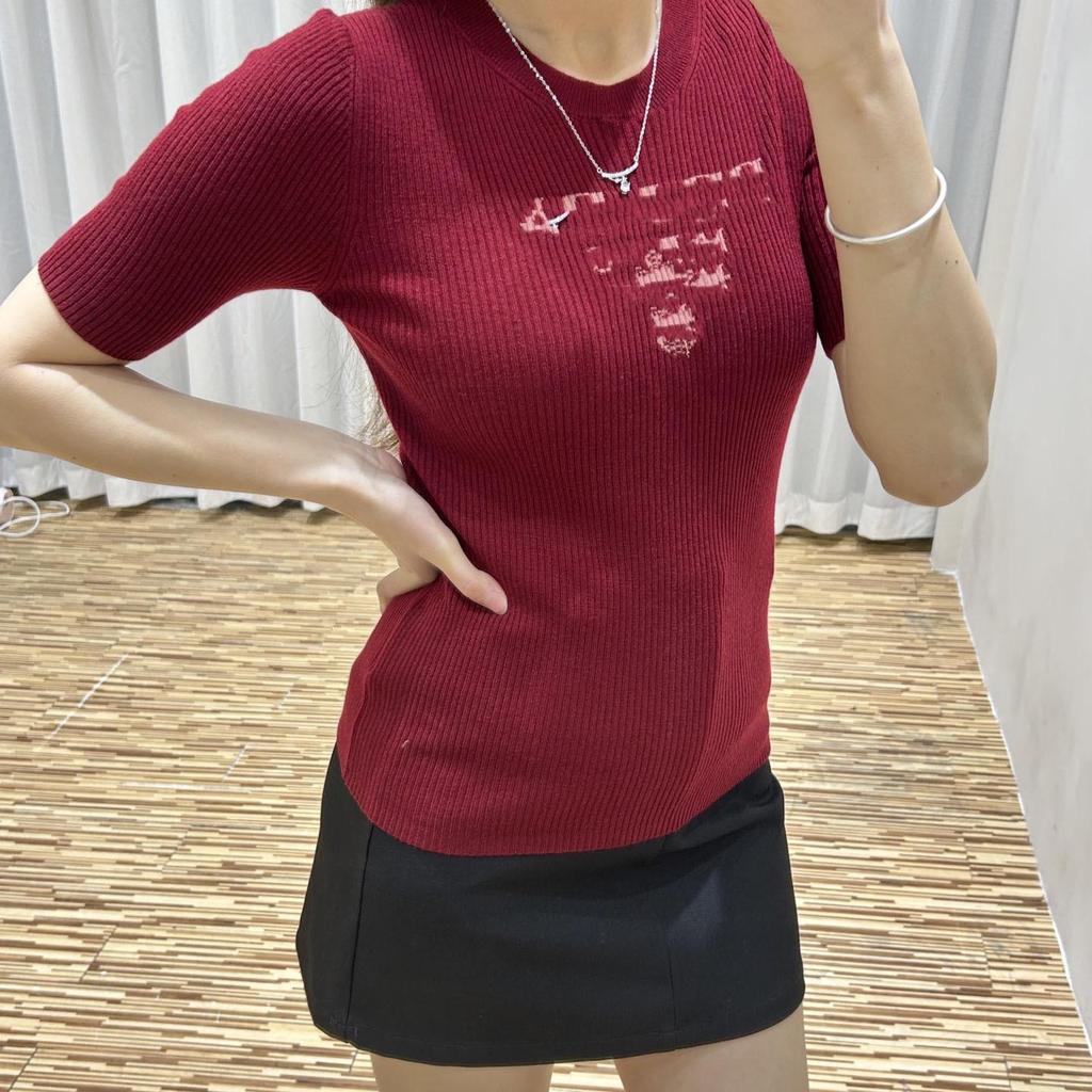 Женская белая футболка приталенного кроя с летним вышитым логотипом