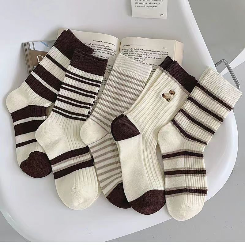 BMW Trendy black and white women's new mid-calf socks, versatile heart-patterned spring and autumn long socks, wholesale from zhuji manufacturers,