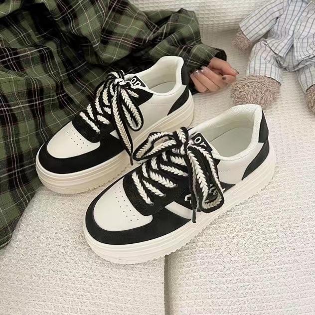 Модные кроссовки на платформе, женские модные белые теннисные туфли для студентов, разноцветные шнурки, дышащая повседневная вулканизированная обувь для женщин