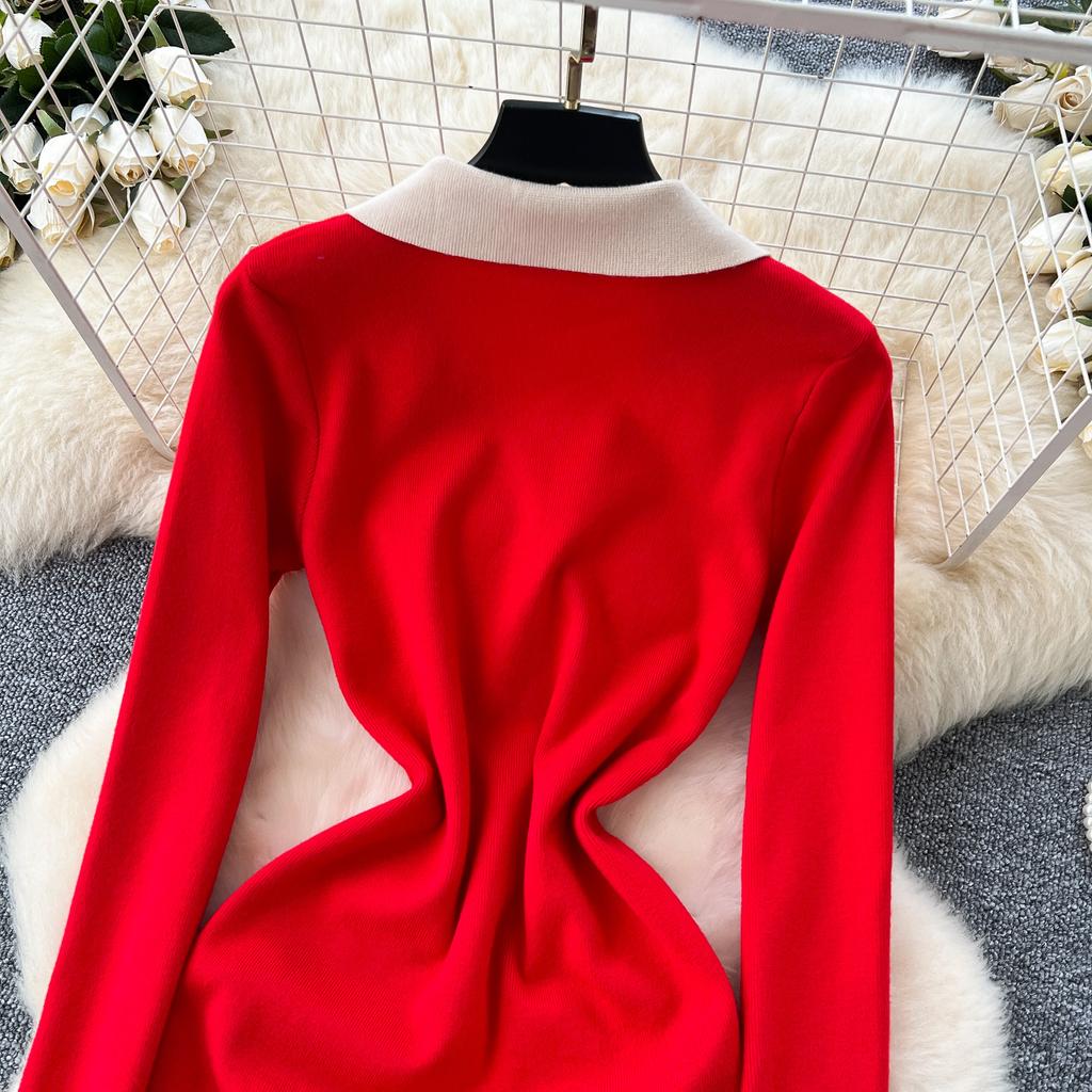 Женское однобортное трикотажное платье в стиле ретро с контрастными лацканами и разрезом на талии длиной до колена