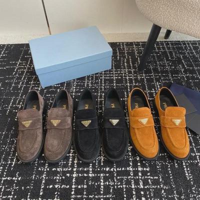 Осенне-зимние замшевые кожаные мокасины с металлическим логотипом