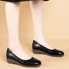 Туфли на танкетке женские 2025 осень новые с круглым носком удобная мягкая подошва мягкий верх женские туфли с мелким вырезом туфли бабушки кожаные туфли