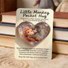Брелок-игрушка Little Monkey Pocket Hug с милым детенышем обезьянки, держащим в руках карточку с позитивными словами. Эмоциональная поддержка. Вдохновляющий подарок для друзей и любимых.