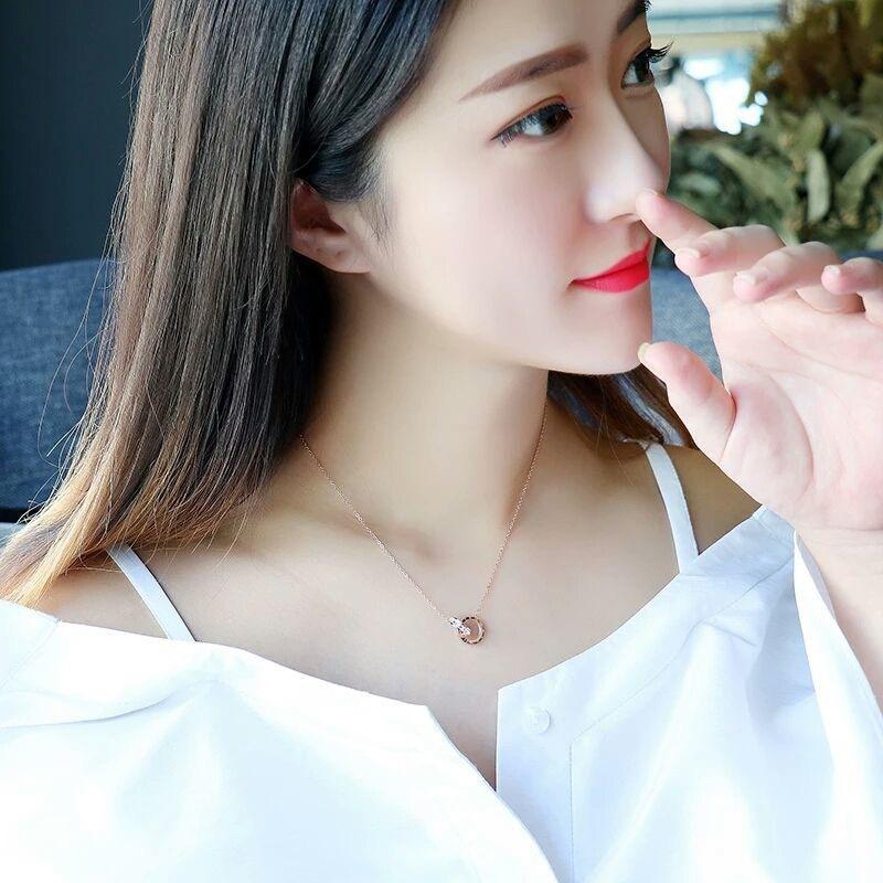 Ожерелье из титановой стали с гальваническим покрытием 18 карат с римскими цифрами и двойным кольцом, легкая роскошная подвеска на ключицу из титановой стали, цена