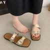 Квадратная головка ретро плоская верхняя одежда одно слово пляжная обувь женская 2024 лето новые повседневные пряжки на ремне мягкая подошва крутые тапочки