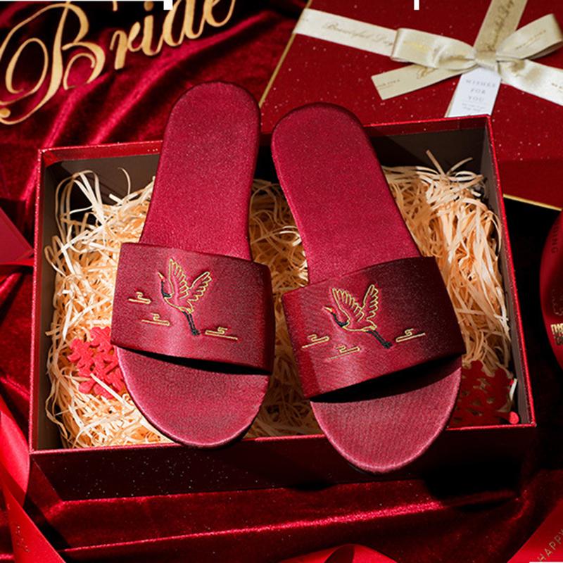 Свадебные тапочки для подружки невесты с вышивкой Свадебные шелковые красные тапочки Свадебный утренний халат невесты в сочетании с женской обувью