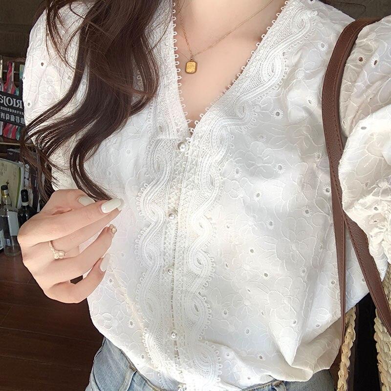 Sweet Hook Flower Полые однотонные кружевные топы Корейская рубашка с v-образным вырезом и вышивкой Женская 2023 Элегантная пышная белая блузка с короткими рукавами 25372