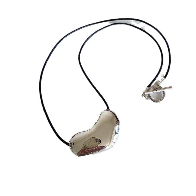 Минималистичное колье с маленьким кулоном в виде сердца на кожаном шнурке для женщин - Высококлассное, универсальное модное украшение