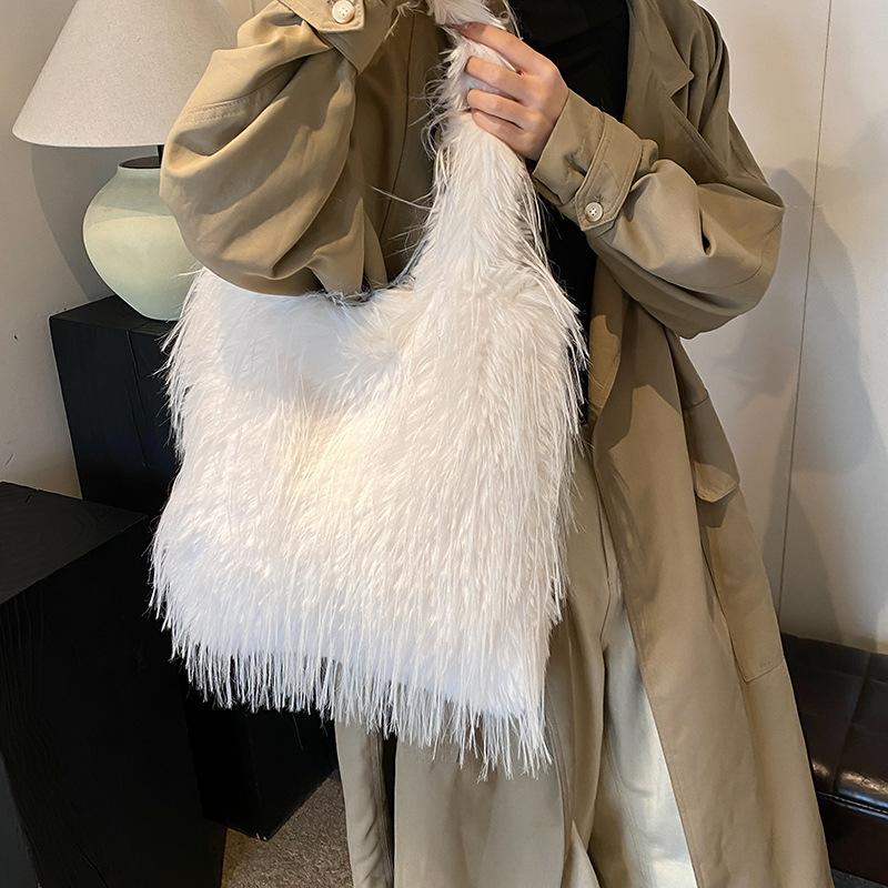 Плюшевая сумка женская большой вместимости 2025 новая осенне-зимняя повседневная нишевая одноплечевая пушистая бахромчатая сумка-тоут для работы