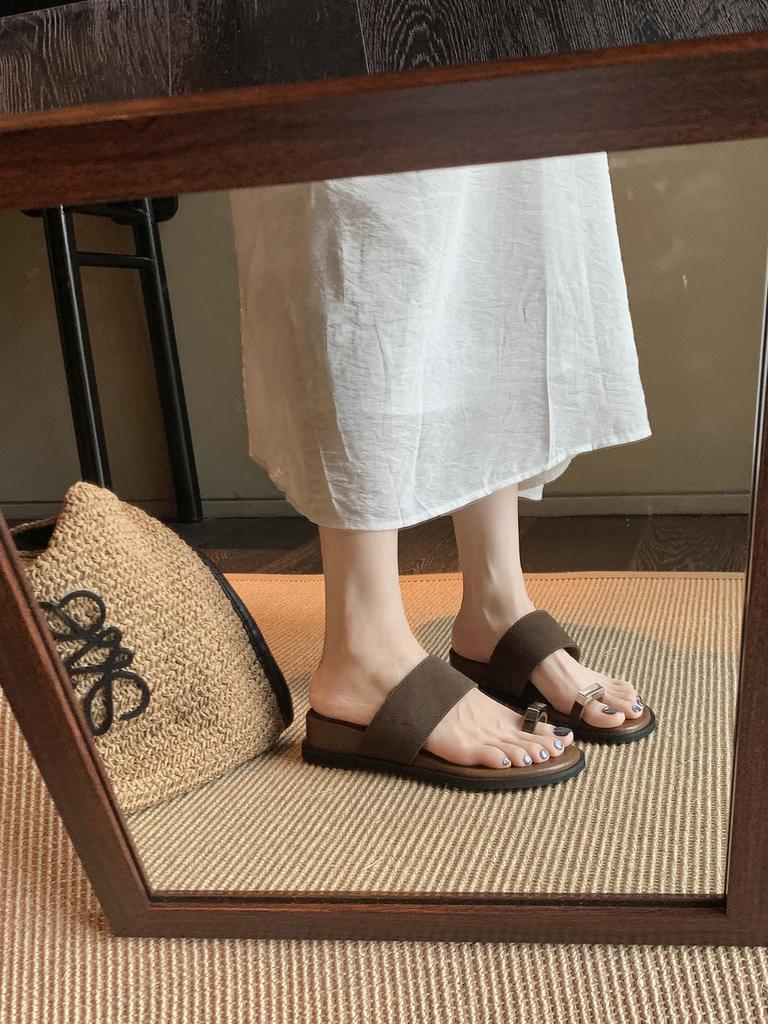 Модные женские шлепанцы на одно слово 2025 лето новинка уличные дышащие сланцы с перемычкой между пальцев на танкетке плоская обувь модное увеличение роста сандалии слипоны