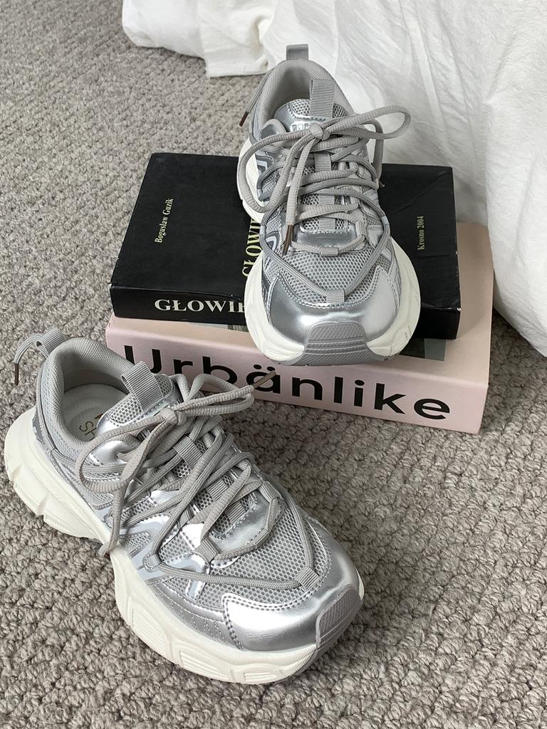 Осень 2024 года, новые легкие спортивные кроссовки на толстой подошве, женские повседневные и удобные кроссовки для бега, кремовые ножки, обувь для маленьких пап, женская