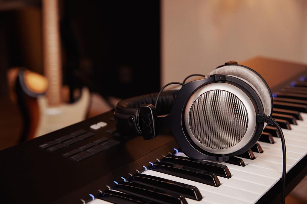 Beyerdynamic наушники накладные профессиональные DT 880 PRO полуоткрытые