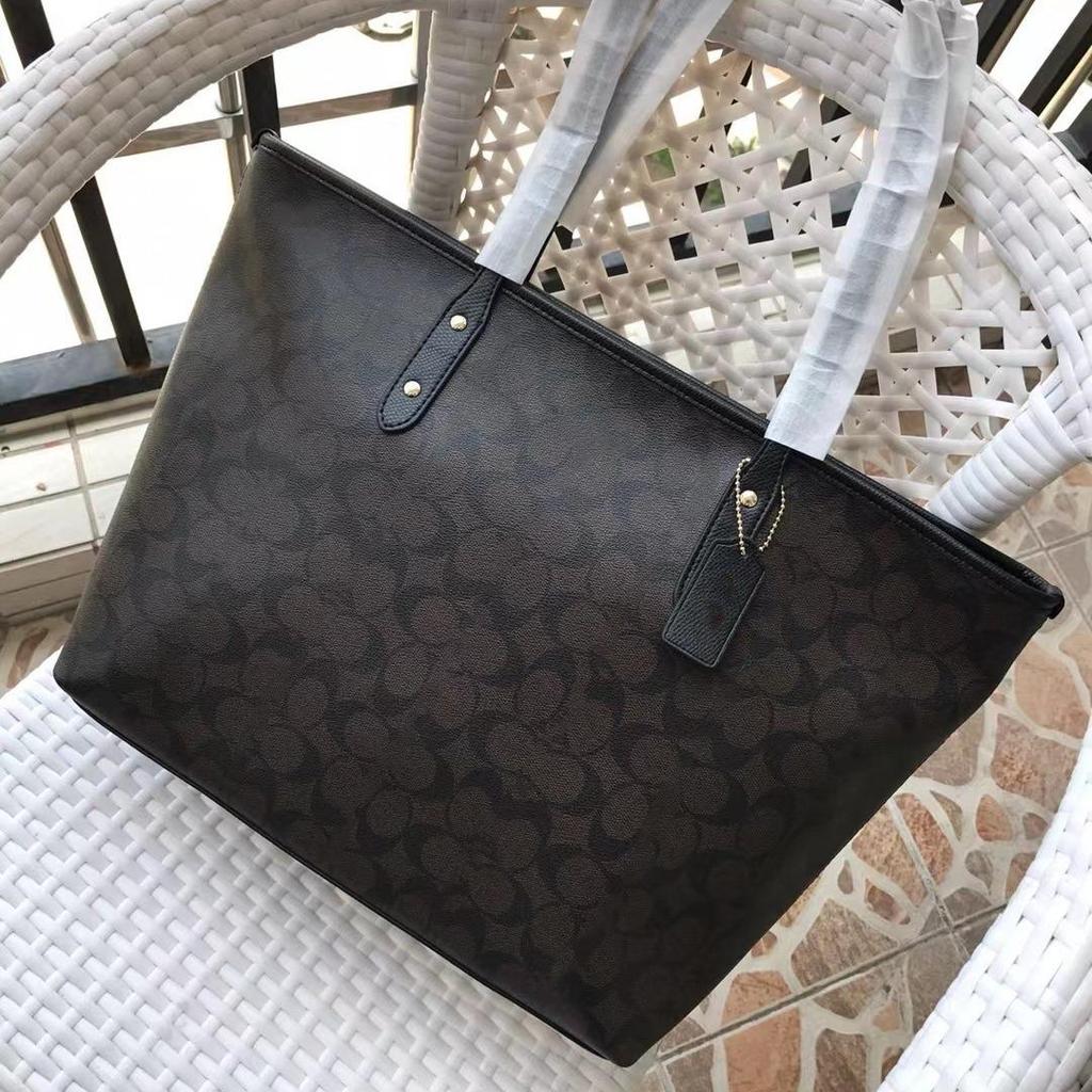 Классическая минималистичная сумка-тоут на плечо в форме пельменя с металлической молнией