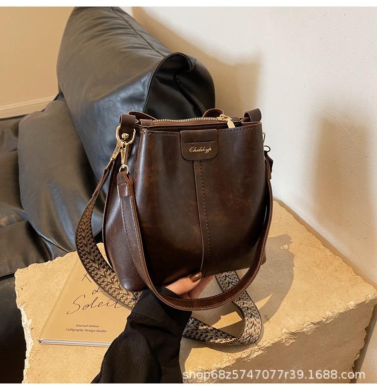 Bag Korean high-end sense versatile bucket bag autumn and winter retro niche design 2025 new broadband messenger bag women