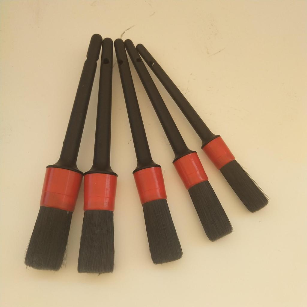 Набор из пяти щеток для мойки автомобиля с заостренной щетиной и мягким шелковистым ворсом для ухода за автомобилем.