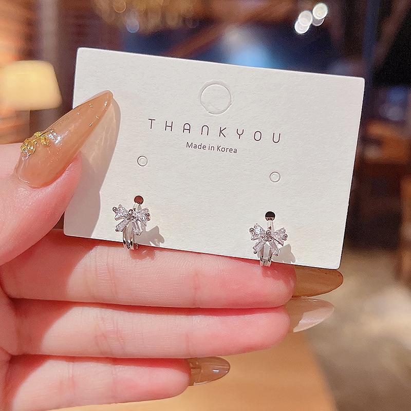 Клипсы-бантики из серебра 925 пробы с цирконием: Модные минималистичные серьги