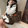 Осень-зима 2025 новая вместительная сумка-тоут с леопардовым принтом, плюшевая сумка для студентов колледжа, сумка для поездок на работу из овечьей шерсти, универсальная сумка-тоут