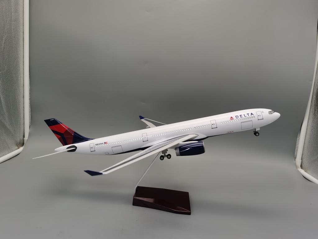 Выставочный самолет 47 см Модель 1/135 Масштаб Литой смола Самолет Airbus A330 Delta Airline Airways С колесами и подсветкой Коллекция