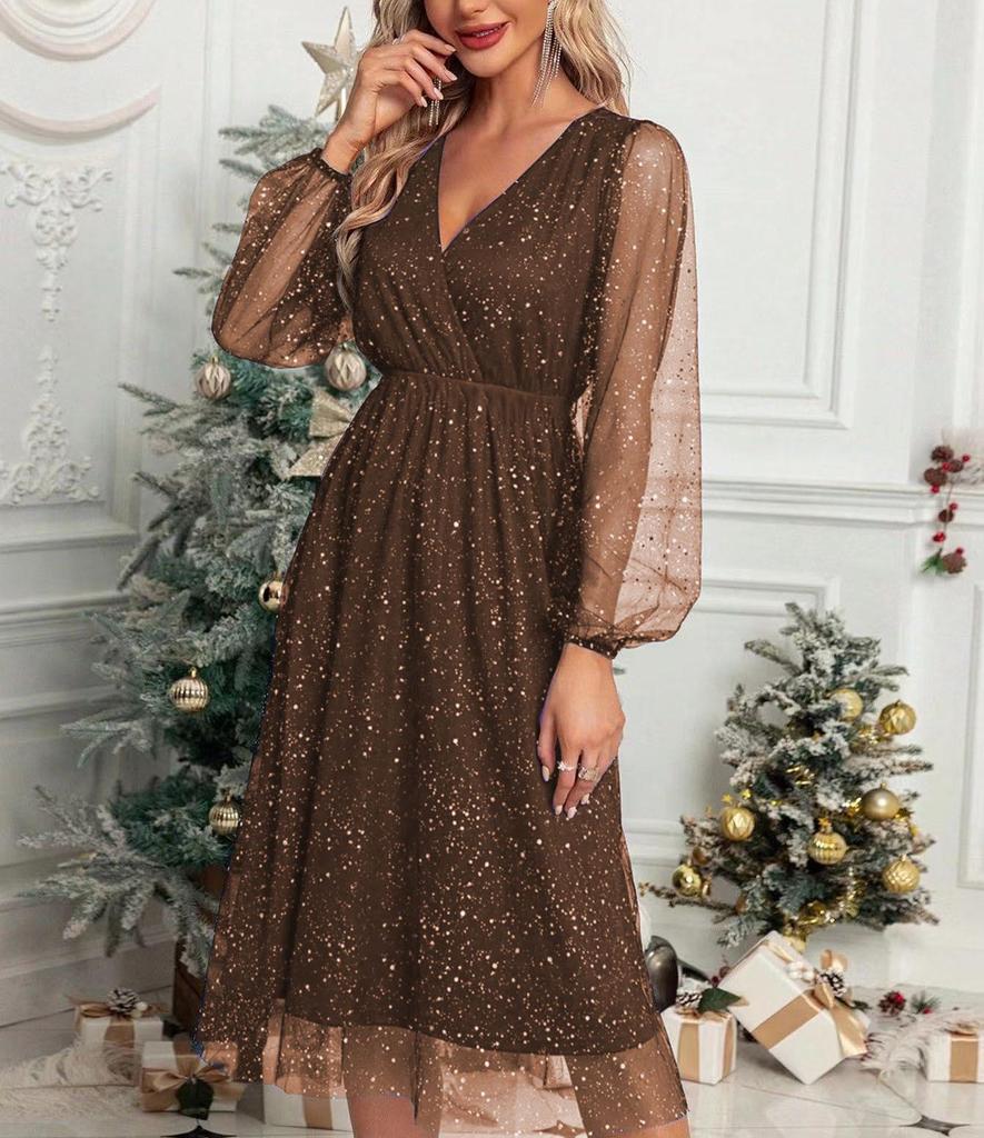 Элегантное платье с V-образным вырезом, сетчатой вставкой в стиле пэчворк и полупрозрачными деталями пудрового цвета - Коллекция Европа и Америка 2023