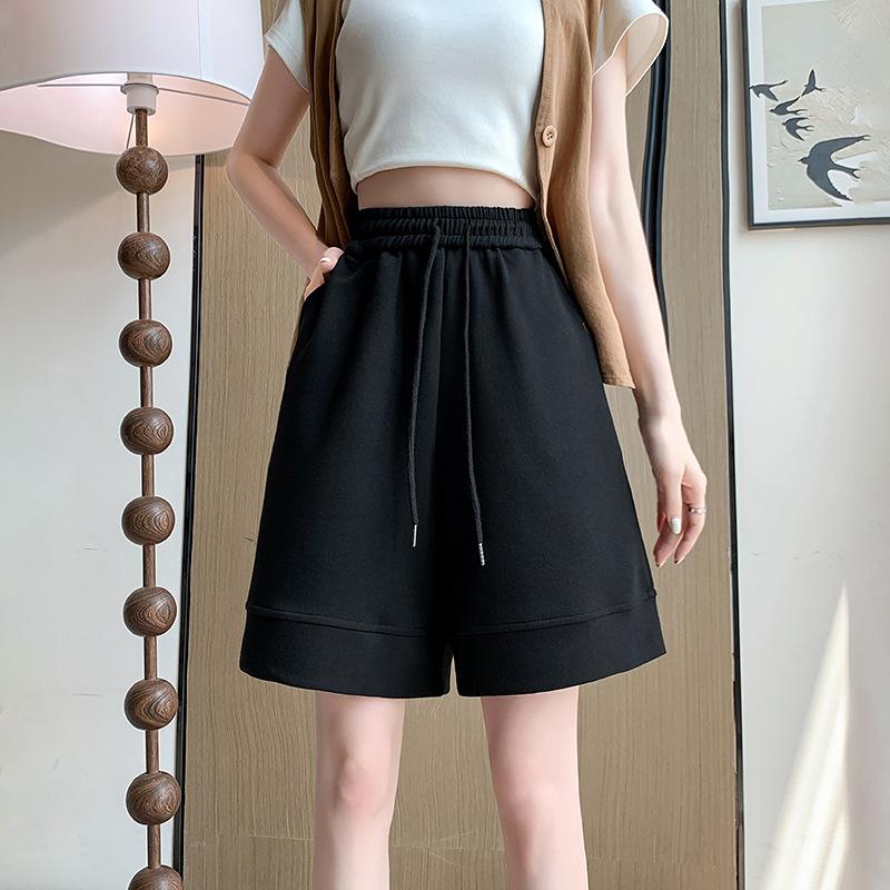 Спортивные шорты-треники женские свободные повседневные и тонкие на кулиске с карманами широкие пятиточечные штаны