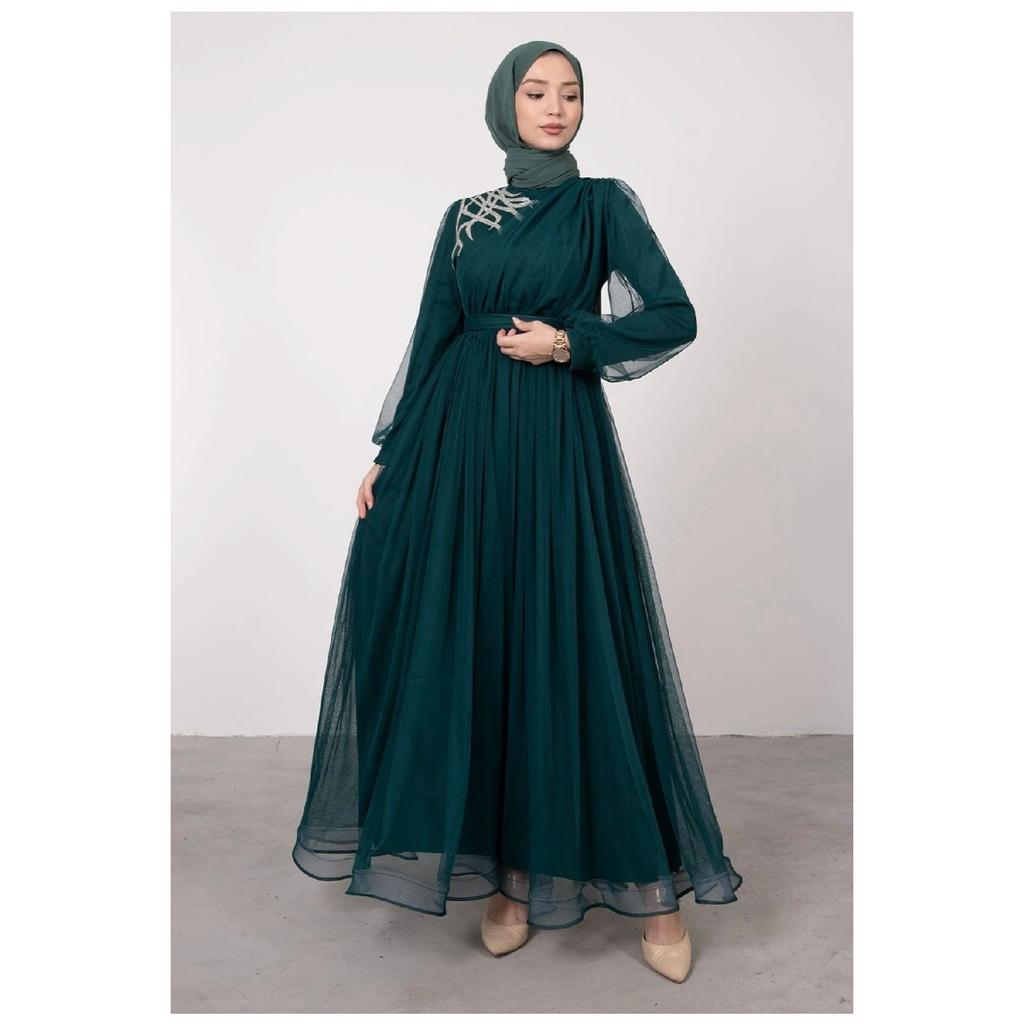 Вечернее платье из тюля с драпировкой и поясом, с каменной отделкой спереди