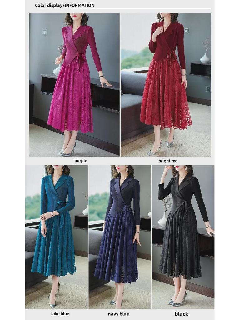 Платье средней длины из плиссированного бархата с приталенным воротником и плиссировкой - коллекция осень 2025 г.