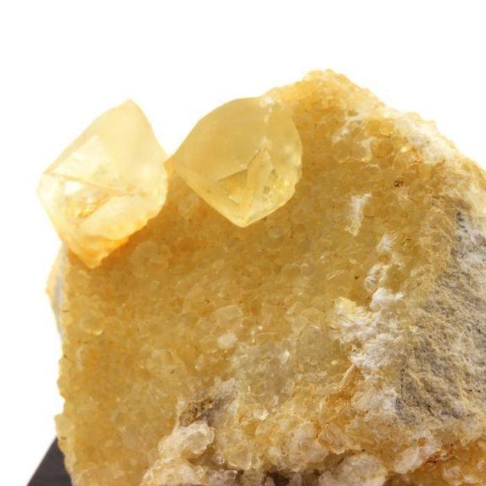 Pierres et Minéraux. Calcite. 705.5 ct. La Sambre Quarry, Landelies, Belgique.