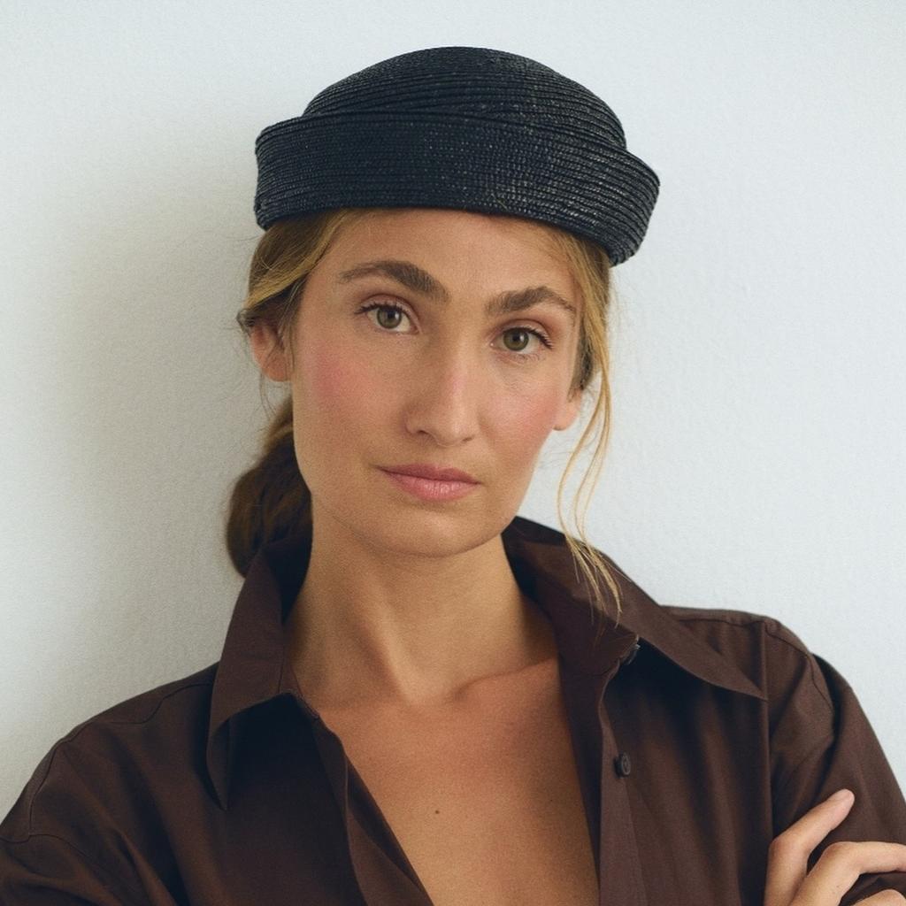 Women 100% Natural Black Wheat Straw Flat Top Berets Lady French Hand Woven Beach Straw Hat Church Derby Pillbox Hat Fedoras Hat
