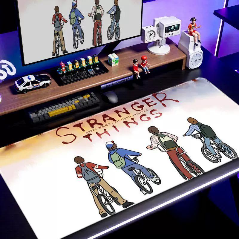 Кожаный коврик для мыши Stranger Things Маленький Большой Кадр из Фильма Настольный коврик для общежития Киберспорт Противоскользящий коврик для мыши и клавиатуры Персонализированный Креативный настольный коврик