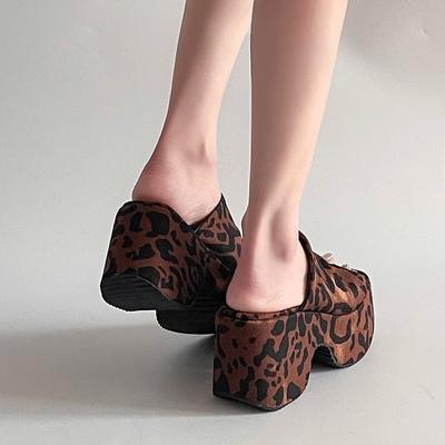 Супер увеличение роста~! Женские сандалии на танкетке с леопардовым принтом, новинка 2025 года, водонепроницаемые, на толстой подошве, плиссированные, с открытым носком, на высоком каблуке, шлепанцы